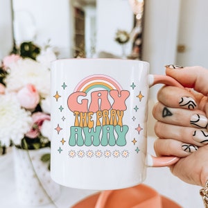 LGBTQ Humor Kaffeetasse Gay the Pray Away Lustige Tasse für Pride Month Geschenke für Queer Best Friends Geburtstagsgeschenk für Freundin Partner