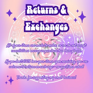 Op de afbeelding: Een roze en paarse achtergrond met een witte cirkel en sterren. De tekst "Returns & Exchanges" staat in grote paarse letters. De tekst "All of our items are made to order, so we do not accept cancellations once your purchase has been placed." staat in kleinere witte letters. De tekst "If you don't 100% love your items upon receiving, you are welcome to return or exchange - no questions asked!" staat in kleinere witte letters. De tekst "Thanks for supporting my small business!" staat in kleinere witte letters.