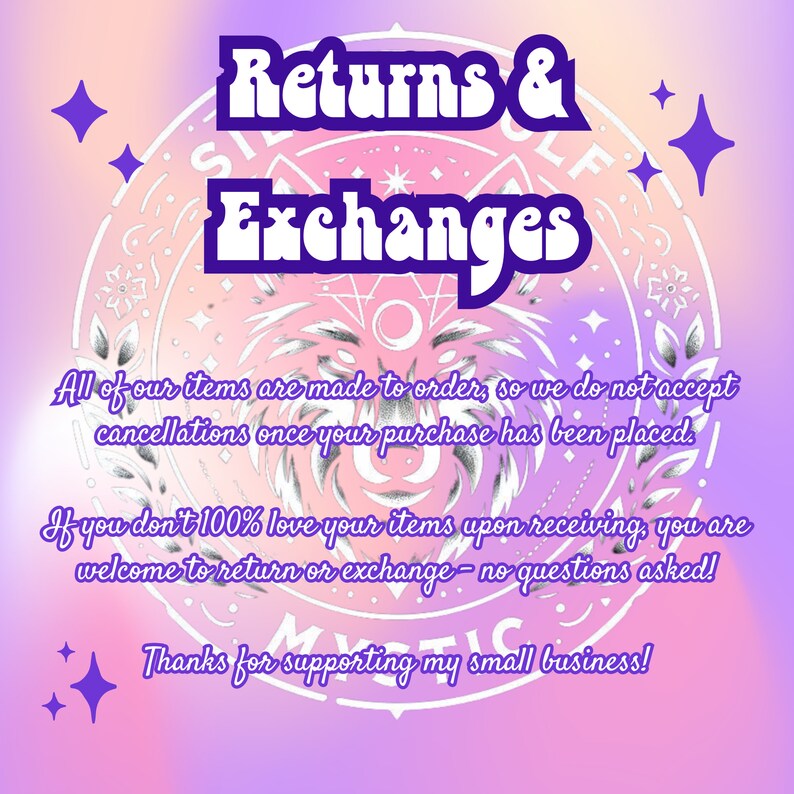 Op de afbeelding: Een roze en paarse achtergrond met een witte cirkel en sterren. De tekst "Returns & Exchanges" staat in grote paarse letters. De tekst "All of our items are made to order, so we do not accept cancellations once your purchase has been placed." staat in kleinere witte letters. De tekst "If you don't 100% love your items upon receiving, you are welcome to return or exchange - no questions asked!" staat in kleinere witte letters. De tekst "Thanks for supporting my small business!" staat in kleinere witte letters.