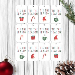 Weihnachtsgeschenkanhänger, &#39;Tis The Season Christmas Party Favor Etiketten mit Weihnachtsmützen, Heiße Kakaobecher, Zuckerstangen, Wrapped Geschenke- Personalisiert