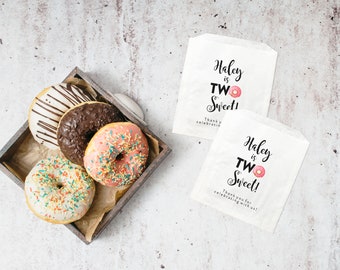Zwei süße Donuttüten, Gastgeschenke zum zweiten Geburtstag, Partytüten, weiße Bäckereitüten für Donuts – personalisiert – fettbeständig