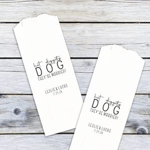 Puede incluir: Dos bolsas de papel blancas con el texto "hot diggity dog they're married!" y los nombres "Leslie & Lucas" y la fecha "7.25.20".