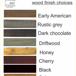 K&ouml;nnte beinhalten: Eine Tabelle mit acht verschiedenen Holzbeizfarben: Early American, Rustic Grey, Dark Chocolate, Driftwood, Honey, Cherry, Black und Spice.