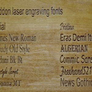 K&ouml;nnte beinhalten: Eine Liste von Schriftarten f&uuml;r die Lasergravur, darunter Arial, Times New Roman, Goudy Old Style, Bodoni Bk Bt, Freestyle Script, Colonna MT, Pristina, Eras Demi Itc, ALGERIAN, Comic Sans Ms, Freehand 521 Bg und News Gothic MT.