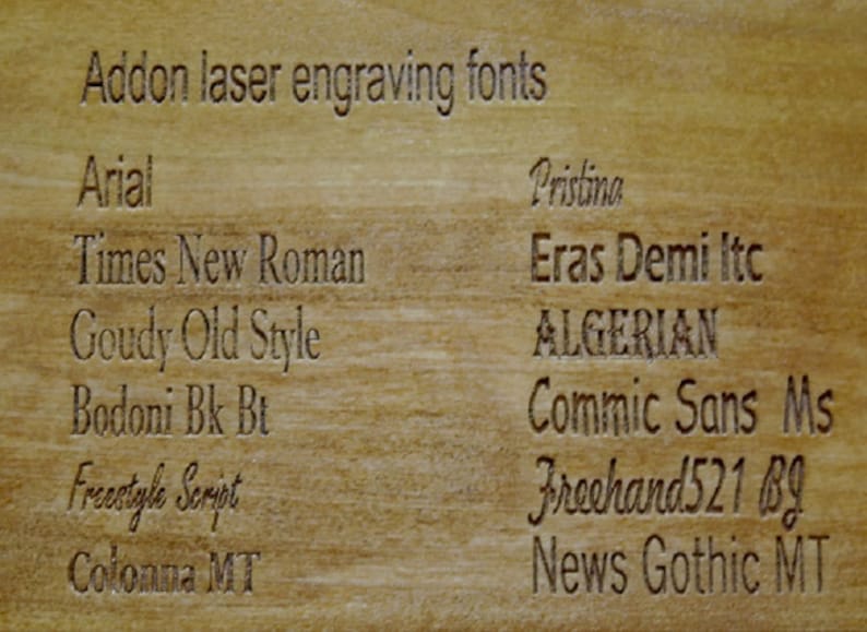 K&ouml;nnte beinhalten: Eine Liste von Schriftarten f&uuml;r die Lasergravur, darunter Arial, Times New Roman, Goudy Old Style, Bodoni Bk Bt, Freestyle Script, Colonna MT, Pristina, Eras Demi Itc, ALGERIAN, Comic Sans Ms, Freehand 521 Bg und News Gothic MT.