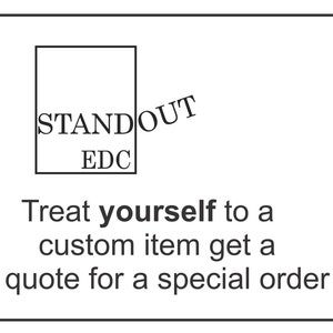 K&ouml;nnte beinhalten: Schwarzwei&szlig;es Bild eines Quadrats mit dem Text "STAND OUT EDC" darin. Der Text "Treat yourself to a custom item get a quote for a special order" befindet sich unter dem Quadrat.