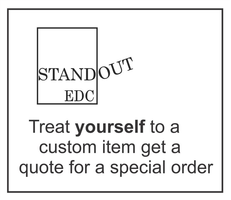 K&ouml;nnte beinhalten: Schwarzwei&szlig;es Bild eines Quadrats mit dem Text "STAND OUT EDC" darin. Der Text "Treat yourself to a custom item get a quote for a special order" befindet sich unter dem Quadrat.