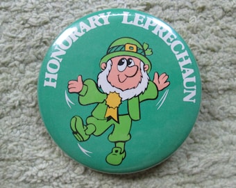 Botón redondo verde del Día de San Patricio con diseño de duende honorario de 1983 - Irlanda, orgullo irlandés, diversión, folclore - Russ Berrie & Company Inc.