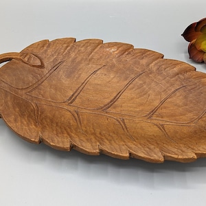 Vintage Hand Carved Wood Leaf Bowl Dish with Stem Handle, Vintage Botanical Nature Home Decor, Vintage Leaf Decor, Vintage Leaf Folk Art