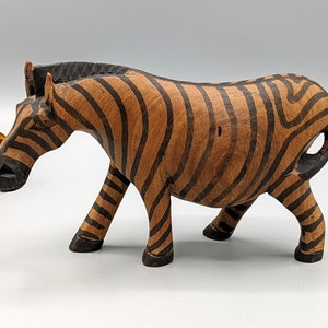Vintage handgeschnitztes Holz gestreifte Zebra Skulptur Figur Volkskunst, Vintage Zebra Pferde Dekor, geschnitztes Holz afrikanisches Tier Volkskunst Dekor