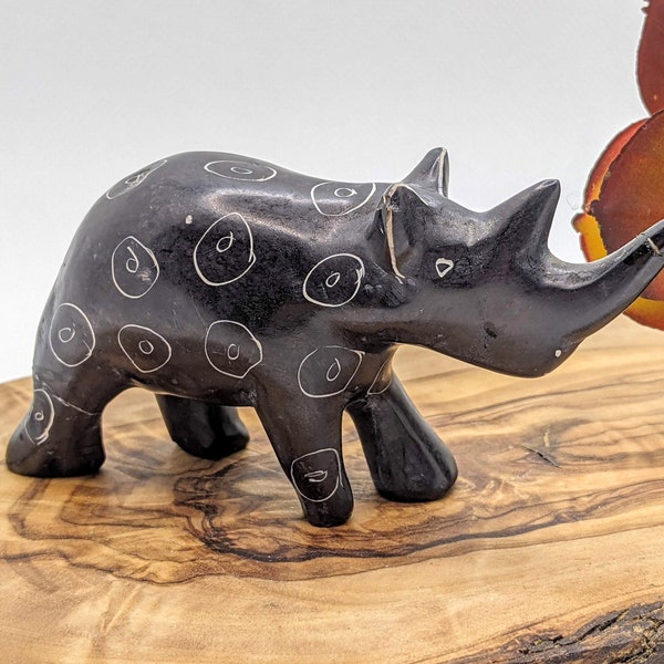 Pierre ollaire vintage noir et blanc tacheté rhinocéros statue sculpture figurine, rhinocéros africain vintage art folklorique déco, décoration mondaine