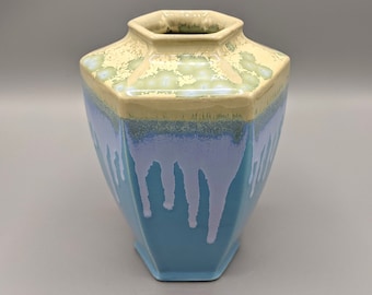 Jarrón hexagonal vintage de cerámica azul, amarillo y verde con esmalte lila, jarrón de cerámica colorido, decoración ecléctica para el hogar, cerámica artística de mediados de siglo.