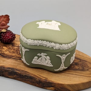boîte à bijoux vintage en porcelaine verte et blanche Wedgwood fabriquée en Angleterre, boîte en jaspe Wedgwood verte, cadeau maman vintage pour elle