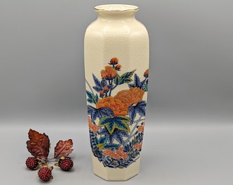 クラックル釉とメタリックゴールドのディテールが施されたヴィンテージのカラフルな花柄陶器の花瓶。ヴィンテージの花柄の日本の陶器。彼女へのヴィンテージギフト。