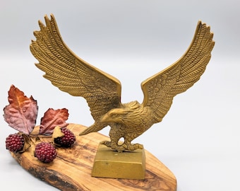 Statue d'aigle volant en laiton vintage sur base de piédestal carré, cadeau de décoration d'oiseau oiseau aigle en laiton vintage, décoration d'intérieur patriotique Americana vintage