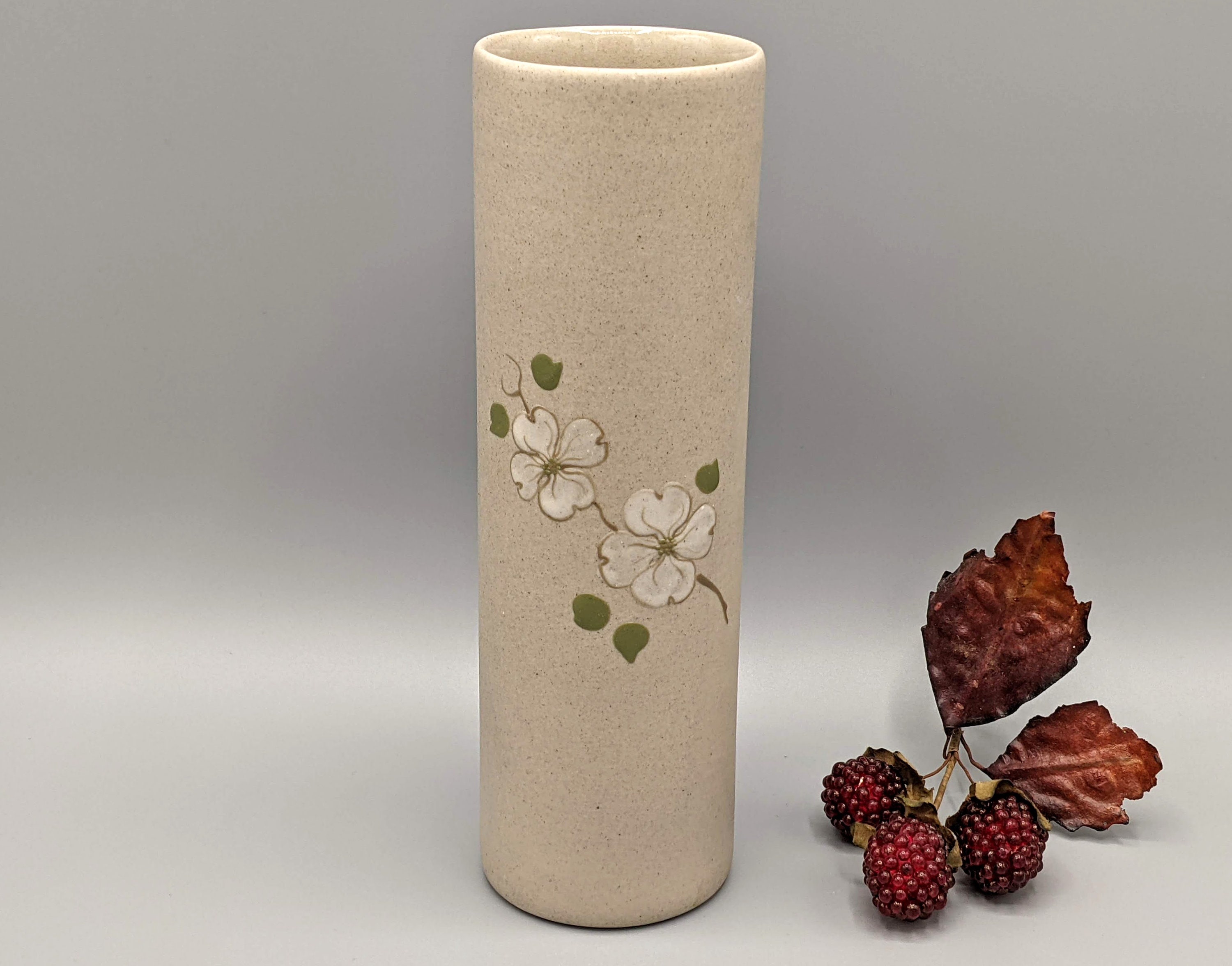  WORCESTER DOGWOOD FLOWER VACE！ 1960's Dogwood Flower Vase #2214 by the Famous BC Potter