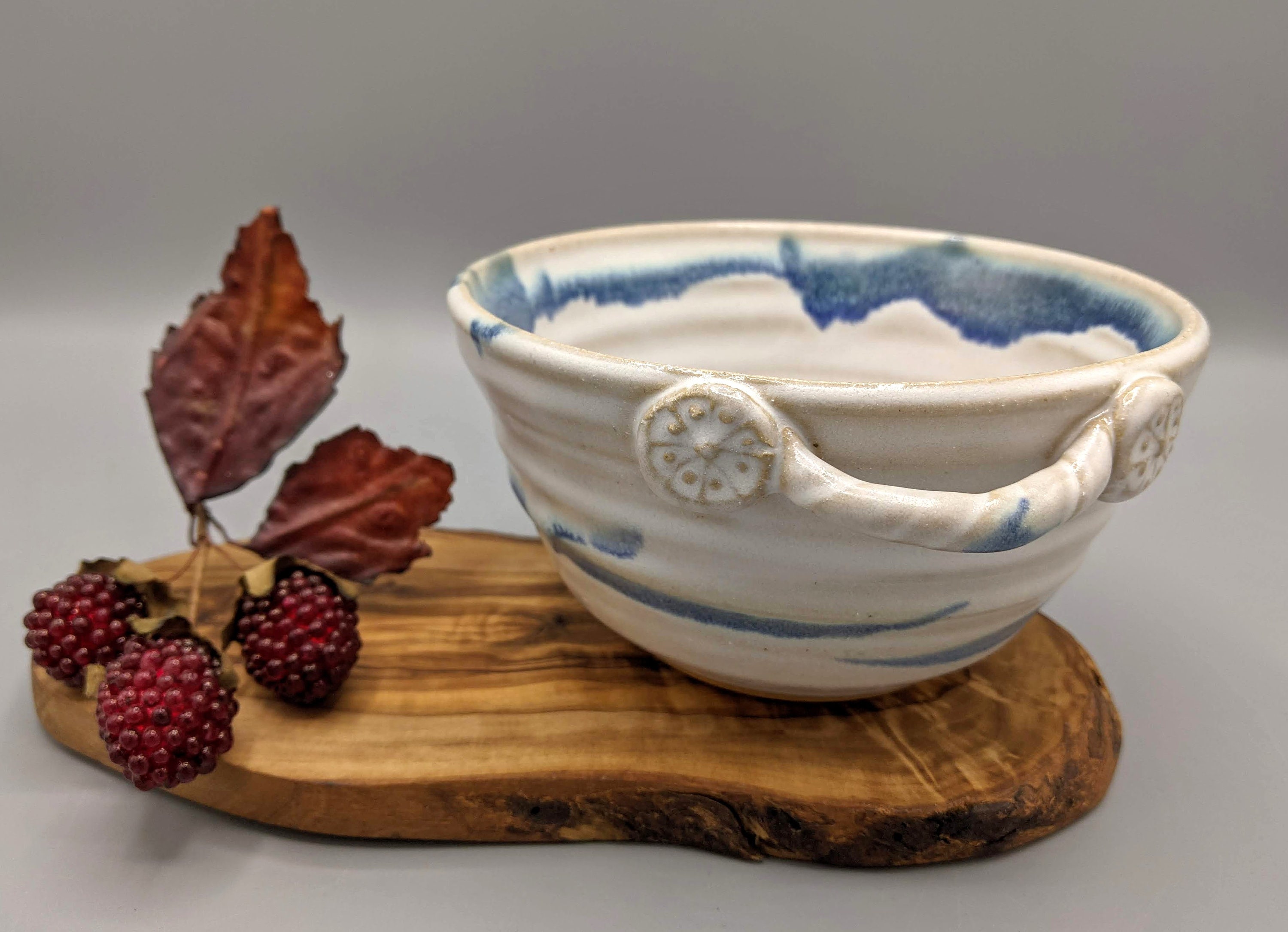 1999 witblauwe gekrulde keramische kunst kom met aardewerk behandelde bloemen gedraaide lus handvat, gesigneerd kunstaardewerk, wit blauw aardewerk woondecoratie