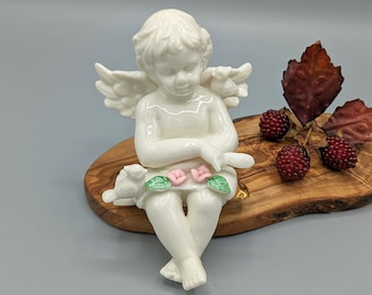 Vintage keramische engel cherubijn zittend met vogels veren roze rozen plank sitter beeldje standbeeld, vintage religieus decor, cadeau engel minnaar