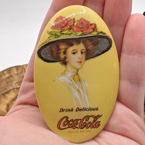Vintage 1973 Coca Cola Drink Delikates Betty Mädchen Oval Taschen-Handspiegel, Vintage Coca Cola Werbung, 1970er Jahre Sammler Werbung