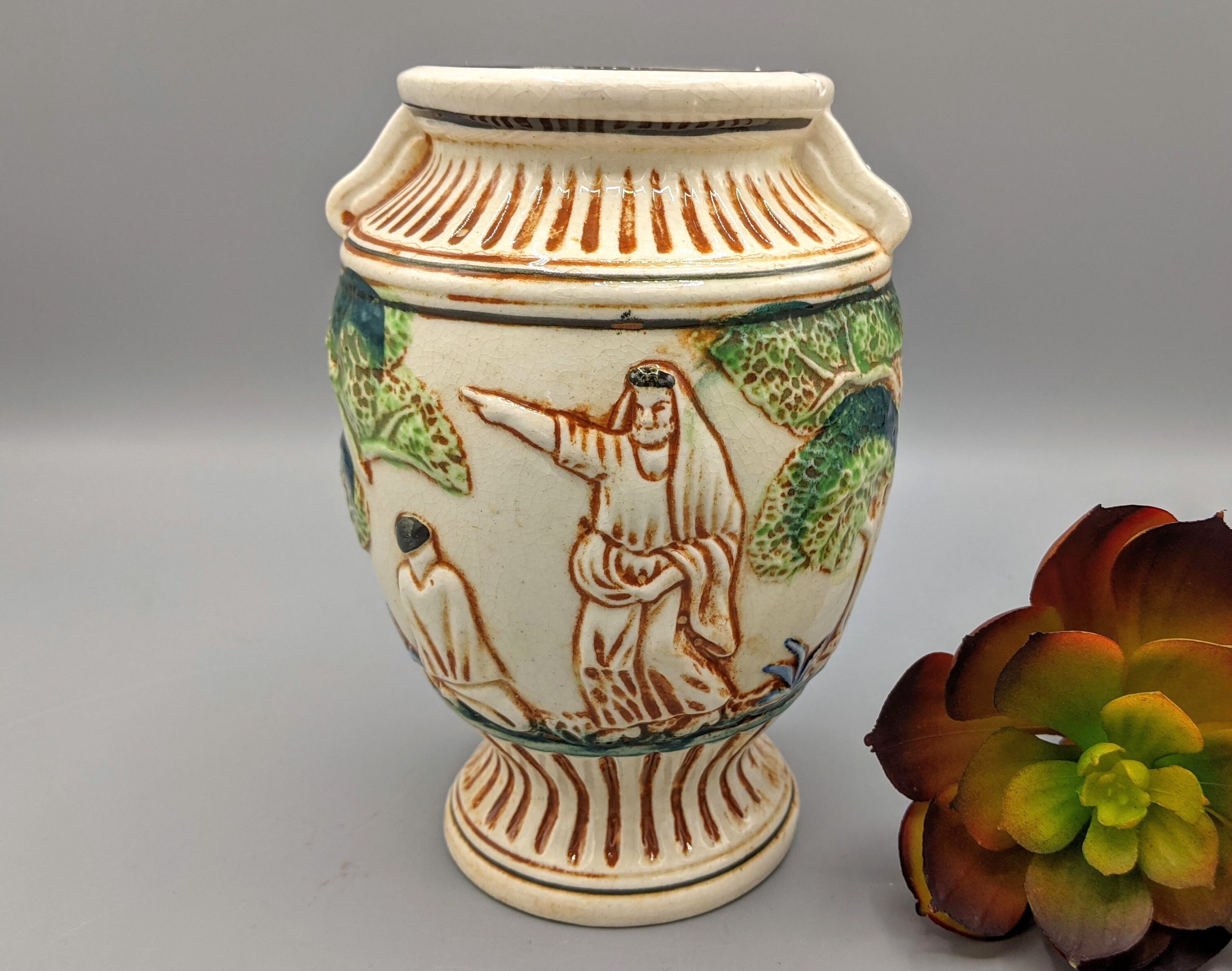 古代ギリシャ風彫刻の陶器壺 ヴィンテージの手描きハンドル付き陶器製壷花瓶。ギリシャ風モチーフが