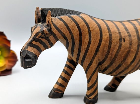 【ヴィンテージ】　木製　馬の彫刻 ヴィンテージ スコットランド製 車輪付き木製馬 職人による原始的な