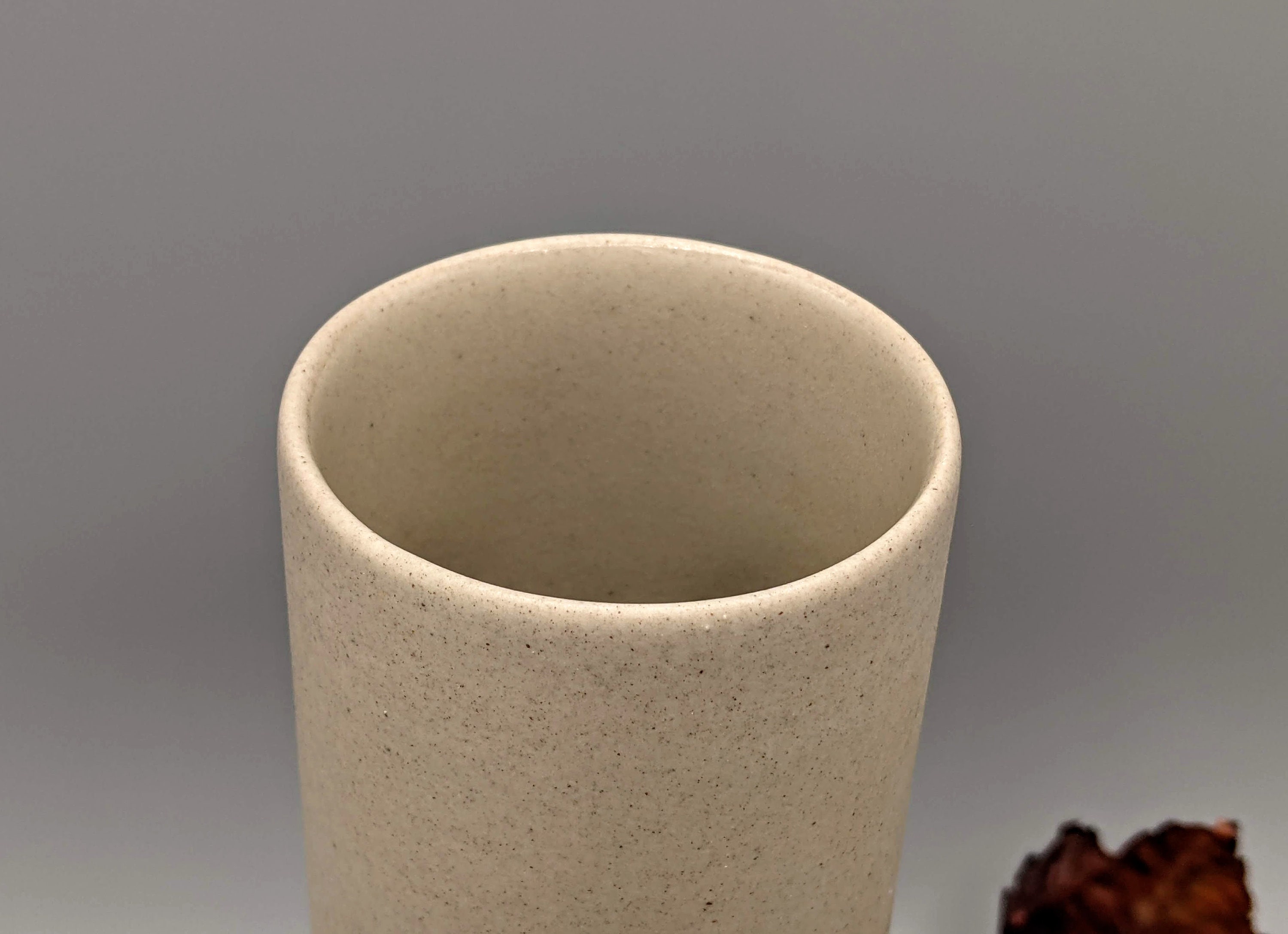 ピジョンフォージ陶器のヴィンテージ陶器製円筒花瓶（白いハナミズキの