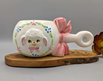 Jaren 60 Rubens Originals Japan roze blauwe baby lam rammelaar met strik plantenbak, vintage retro kitsch babykamer decor, pastel decor uit het midden van de eeuw