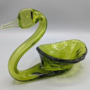Ciotola vintage in vetro verde a forma di cigno, vetro artistico verde vintage, arredamento per la casa di metà secolo, decorazioni in vetro colorato, regalo per gli amanti del cigno vintage
