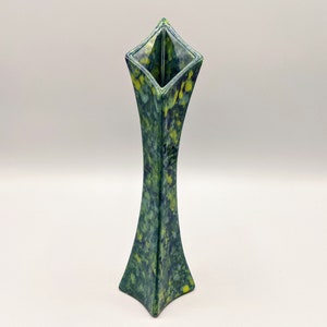 Halverwege de eeuw handgemaakte groene keramische diamantvormige vaas, vintage groengeel gespikkelde vaas, unieke kunstaardewerk, vintage decor uit het midden van de eeuw