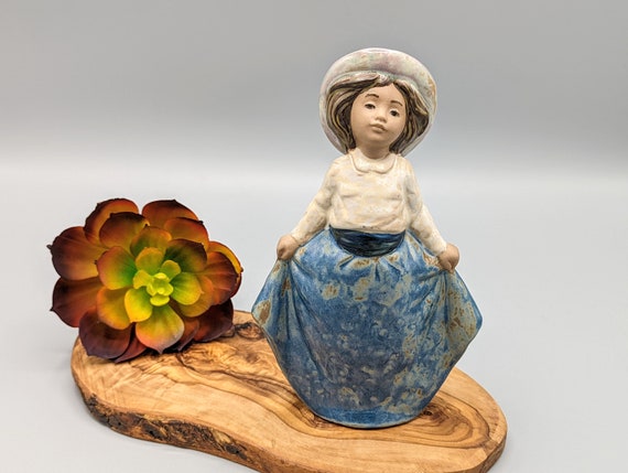 Vintage 1987 NAO by Lladro Daisa Girl Preparing to Bow Ceramic