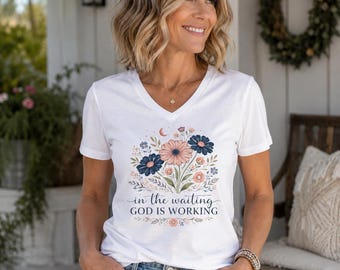 Dans l'attente Dieu travaille t-shirt floral | Chemise Christian Faith à col en V