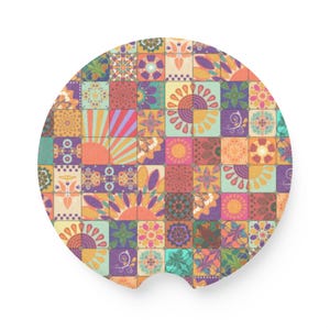Puede incluir: Un posavasos circular para coche con un diseño de patchwork vibrante de baldosas cuadradas. Cada baldosa muestra patrones distintos, incluyendo rayos de sol, motivos florales y formas geométricas en una paleta de naranja, turquesa, morado, amarillo y rosa.