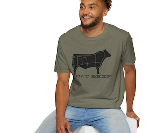 Puede incluir: Una camiseta verde con una silueta negra de una vaca dividida en secciones con el texto "EAT BEEF" debajo.
