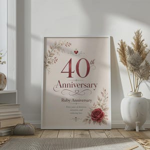 Op de afbeelding: Een rechthoekige print met de tekst 40th Anniversary en Ruby Anniversary in donkerrood lettertype. Het ontwerp bevat een klein rood hartje, decoratieve krullen en illustraties van gedroogde bladeren en een enkele donkerrode roos.