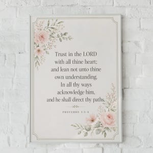 Op de afbeelding: Een rechthoekige wandkunstprint met de tekst Trust in the LORD with all thine heart; and lean not unto thine own understanding. In all thy ways acknowledge him, and he shall direct thy paths. PROVERBS 3:5-6 met roze rozen.