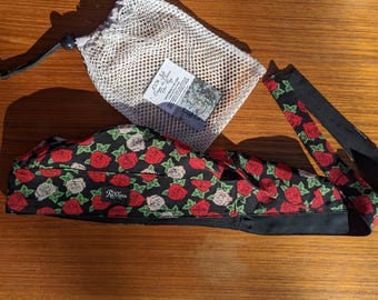 Chiffon de rosée en soie de mûrier 100 % roses rouges sur noir