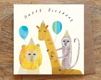 Pode incluir: Um cartão de aniversário com uma girafa, um leão e um macaco usando chapéus de festa. O cartão diz "Happy Birthday".