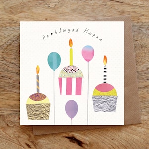 PENBLWYDD HAPUS (Happy Birthday WELSH) Cupcakes Grußkarte, Kuchen, Fairy Cakes, Rosa, Luftballons, Kerzen, Illustriert, Collage