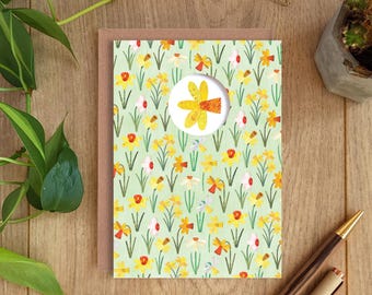 Tarjeta de felicitación con estampado de narcisos: collage botánico, flores de primavera