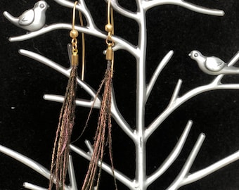 Pendientes de oro de plumas de pavo real pacíficas