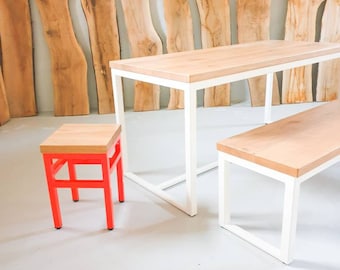 Hangearbeitete Tische & Bänke aus Eichenholz und Stahl - Pulverbeschichtung in Wunschfarbe - auf Maß gefertigt