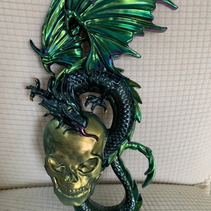 Drache und Schädel aus Resin; grün