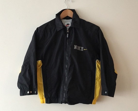 Nike Windbreaker Jacke Mesh gefüttert schwarz gelb weiß Größe Small (8) hergestellt in Sri Lanka Nike Windbreaker Jacke Mesh gefüttert schwarz gelb weiß Größe Small (8) hergestellt in Sri Lanka
