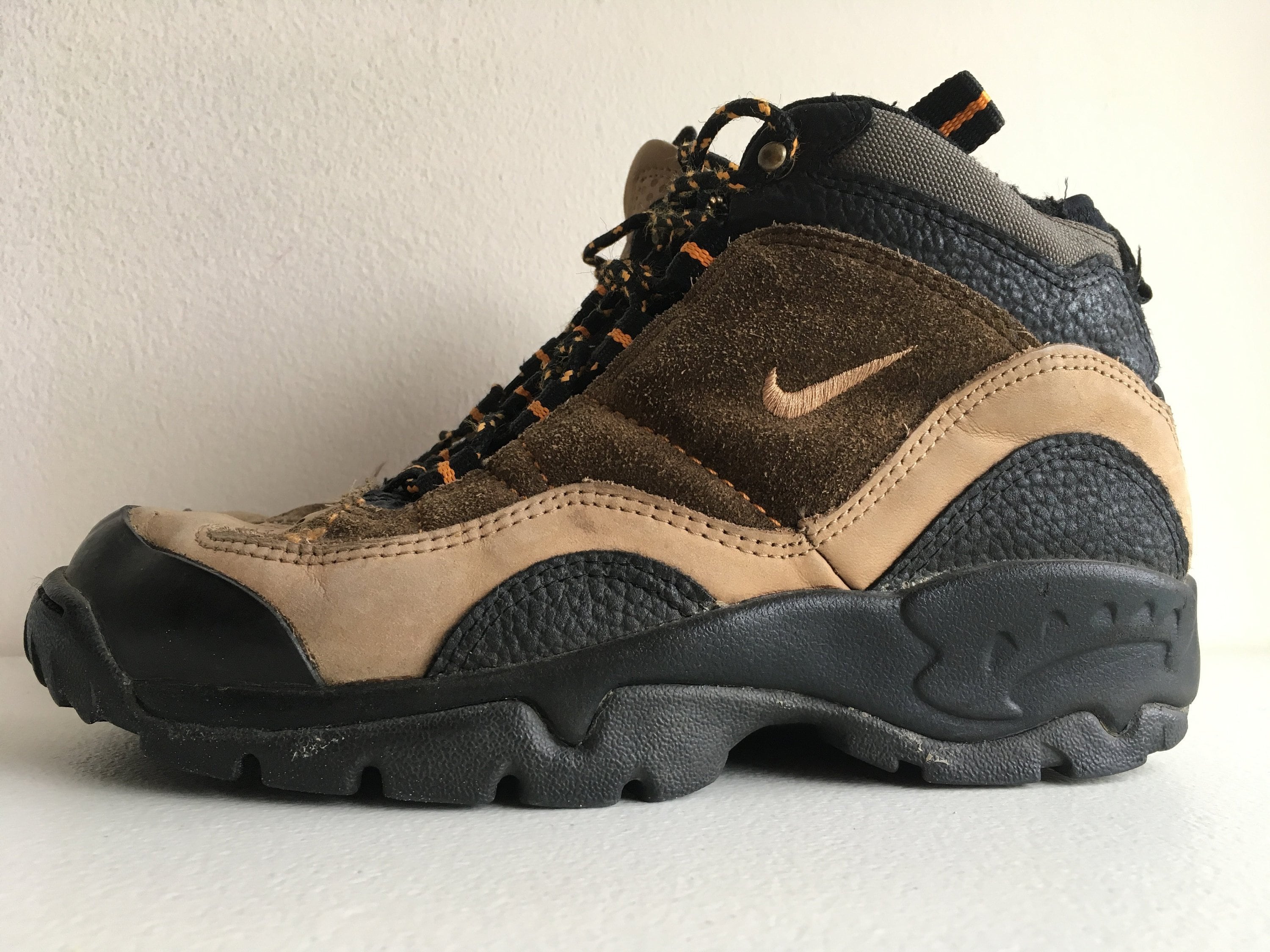 Nike Air Mada 1995 Hiking botas Mid Mujer tamaño 9.5 90s Grail Nike Air Mada 1995 Hiking botas botas botas Mid Mujer tamaño 9.5 90s Grail f7861c