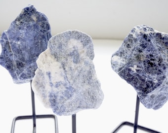 Piedras minerales de sodalita áspera en el soporte base de metal trozos spepcimen crudos para la visualización de la mesa o patrón blanco azul regalo único e impresionante