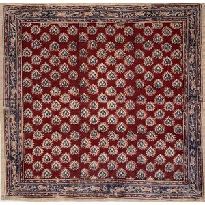 Puede incluir: Una tela con estampado rojo y azul con un dise&ntilde;o repetitivo de motivos florales estilizados. La tela tiene un borde de color crema.