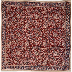 Puede incluir: Una tela con estampado floral rojo y azul con un borde blanco. La tela tiene un patr&oacute;n repetitivo de flores y hojas.