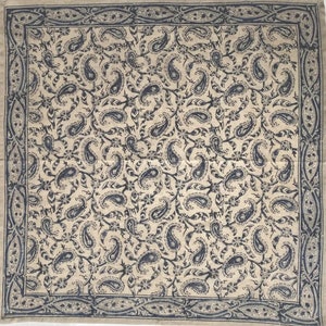 Puede incluir: Una tela cuadrada con un patr&oacute;n de paisley en tonos azules y beige. La tela tiene un borde con un dise&ntilde;o floral.