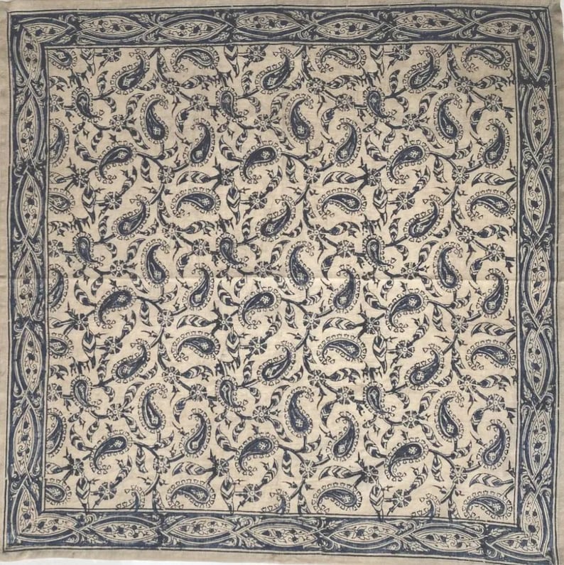Puede incluir: Una tela cuadrada con un patr&oacute;n de paisley en tonos azules y beige. La tela tiene un borde con un dise&ntilde;o floral.