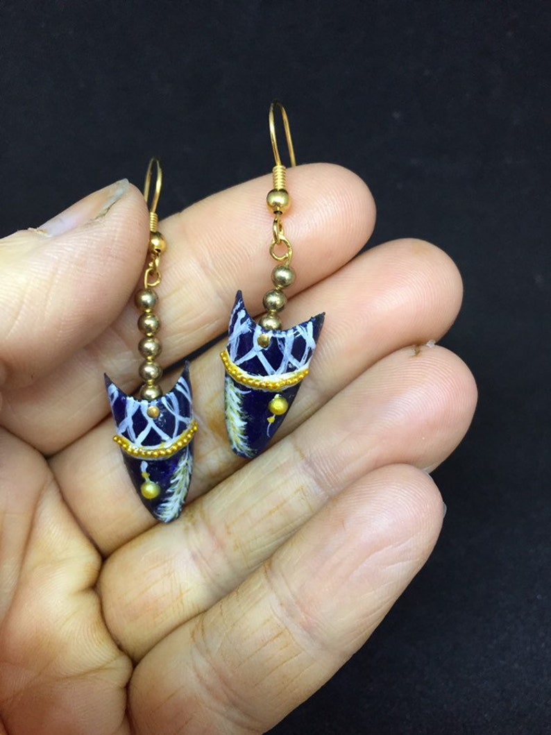 Capsule nails earring